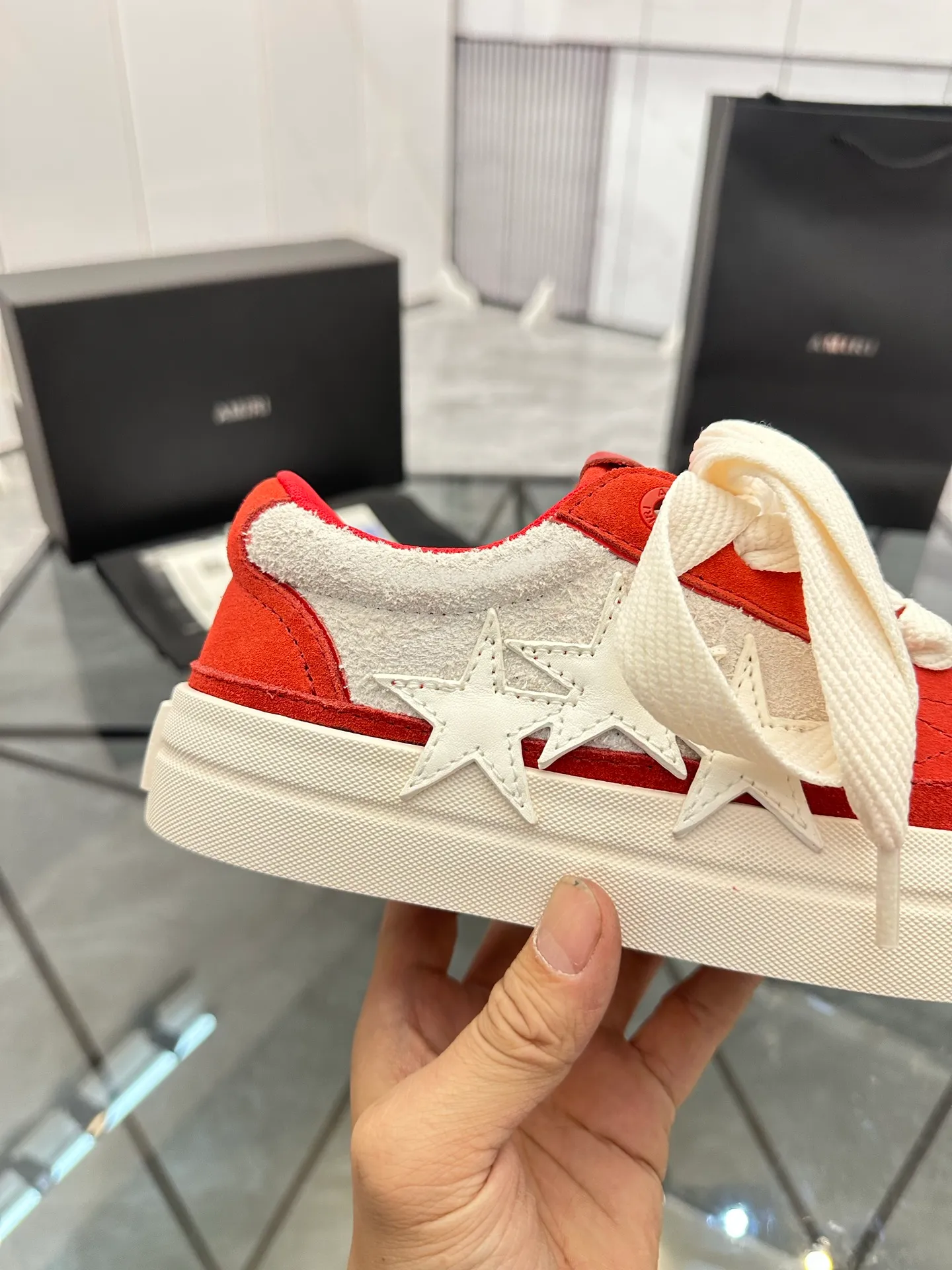 Men's shoes: 💰P600¥ Top quality in Guangzhou Product trademark: AMIRI* "Amir*" low-top casual shoes Regular size: 39-44 (can be customized to 45) Product material: Upper imported first-layer cowhide spliced ​​nubuck leather, breathable lining, original outsole. Number: 525